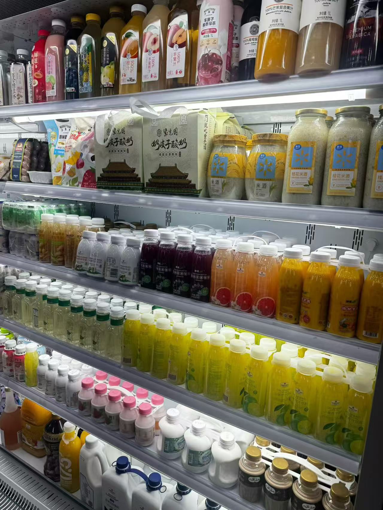贪吃吖美食集合店店内冷柜饮品与冷藏商品陈列实拍